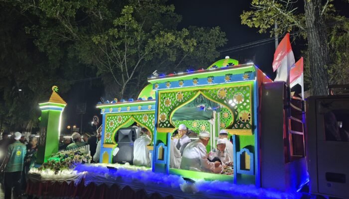 Pawai Takbiran HST Dimeriahkan Mobil dengan Replika Masjid Megah
