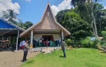 Sejuknya Toleransi di Kaki Pegunungan Meratus, Potret Pengamanan Misa Minggu Palma oleh Polsek Halong