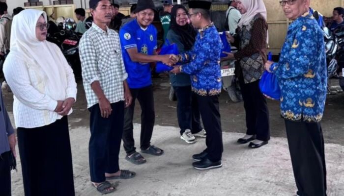 Tenaga kebersihan di Pemkab Balangan dapat bantuan sembako dari Bank Kalsel