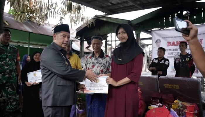 Si jago merah lumat 4 rumah di Barabai Darat, Pemkab HST tanggap beri bantuan