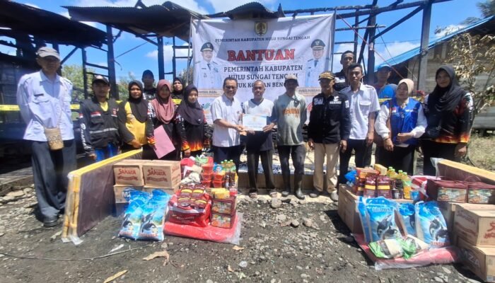 Tanggap Cepat, Pemkab HST Salurkan Bantuan Bagi Korban Kebakaran Banua Jingah