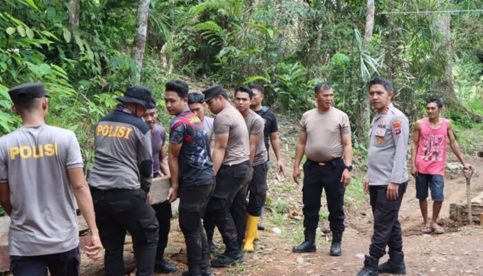 Wujud Kepedulian Polri, Polres HST Bangun Jembatan Merah Putih di Haruyan