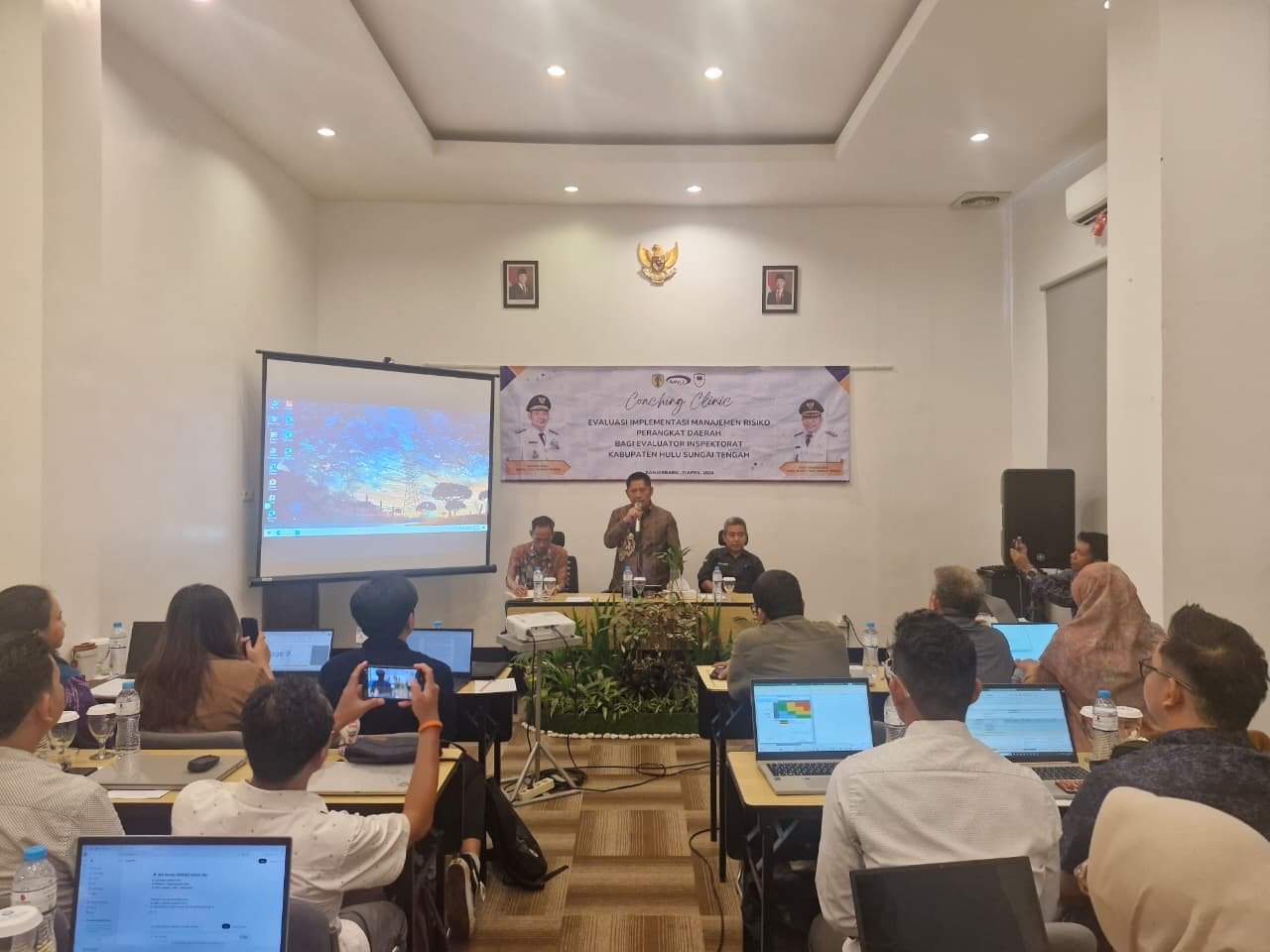 Bupati HST Samsul Rizal saat memberikan arahan pada kegiatan Bimtek Manajemen Risiko bagi ASN di Pemkab setempat di Hotel Rodhita Banjarbaru, Sabtu (11/4/2026). KATAKUNCI/Kominfo HST