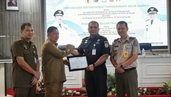 Kejaksaan dan BPN Serahkan 328 Sertifikat Aset HST, Nilai Rp158 Miliar Kini Terjamin Hukum