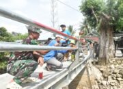 Semangat Gotong Royong, Satgas Jembatan dan Warga Paya Besar Rampungkan Pengecatan