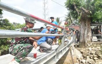 Semangat Gotong Royong, Satgas Jembatan dan Warga Paya Besar Rampungkan Pengecatan