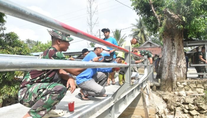Semangat Gotong Royong, Satgas Jembatan dan Warga Paya Besar Rampungkan Pengecatan