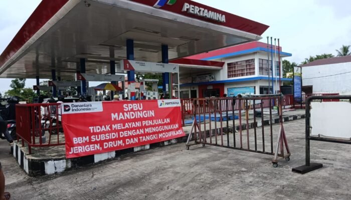 Polemik Baliho Anti-Jerigen di SPBU Mandingin, Warga Terbelah Antara Kelangkaan dan Ketertiban