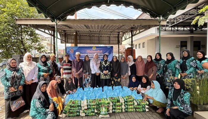 GOW Kabupaten Balangan Salurkan 25 Paket Sembako untuk Lansia Kurang Mampu