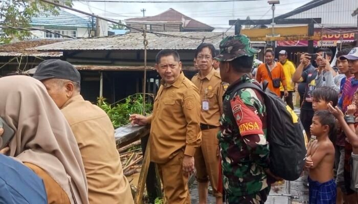 Sungai Barabai Meluap Bawa Ranting dan Bambu, Bupati Langsung Turun Tangan Atasi Genangan
