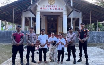 Umat Buddha Halong Khusyuk Rayakan Detik-Detik Waisak 2570 BE, Personel Gabungan Amankan Jalannya Ibadah