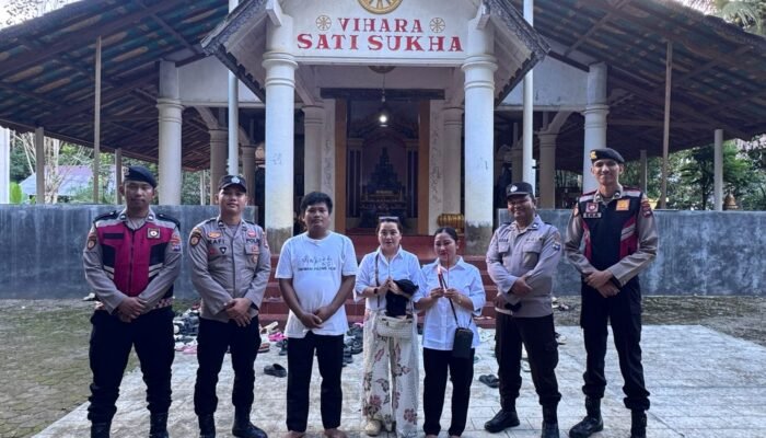 Umat Buddha Halong Khusyuk Rayakan Detik-Detik Waisak 2570 BE, Personel Gabungan Amankan Jalannya Ibadah