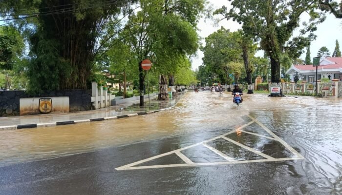 Hujan Deras Berlanjut, Kota Barabai Tergenang Banjir Hingga Jalan Utama
