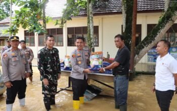 Sinergi TNI‑Polri, Tinjau Lokasi Banjir dan Salurkan Bantuan ke Warga HST