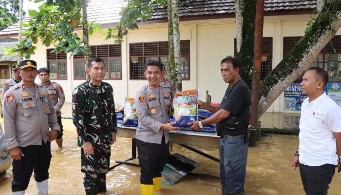 Sinergi TNI‑Polri, Tinjau Lokasi Banjir dan Salurkan Bantuan ke Warga HST