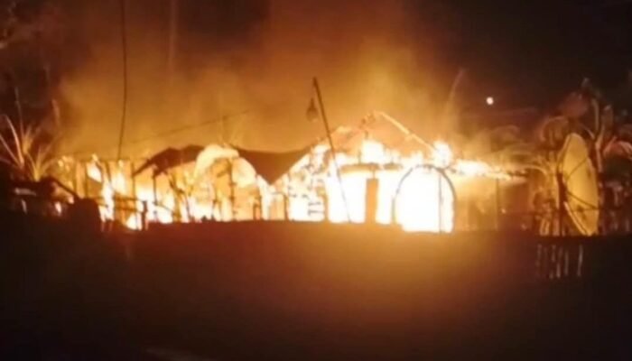 Api Melalap Satu Rumah Kayu di Ayuang, Seluruh Isi Hangus Terbakar