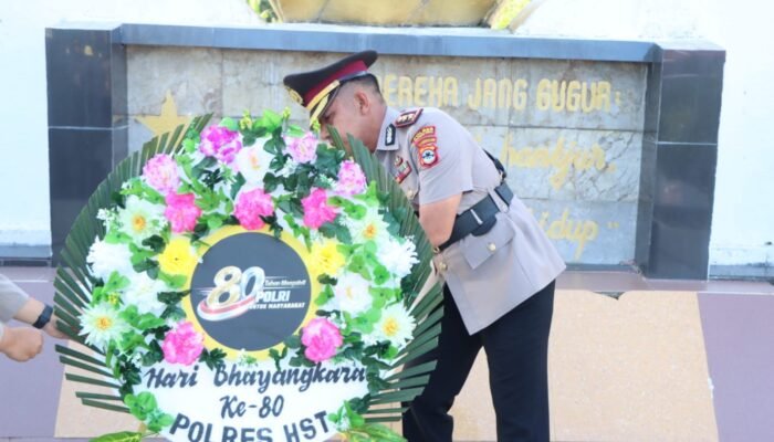 Ziarah ke Makam Pahlawan, Kapolres HST Ajak Personel Teladani Semangat Juang Para Pahlawan