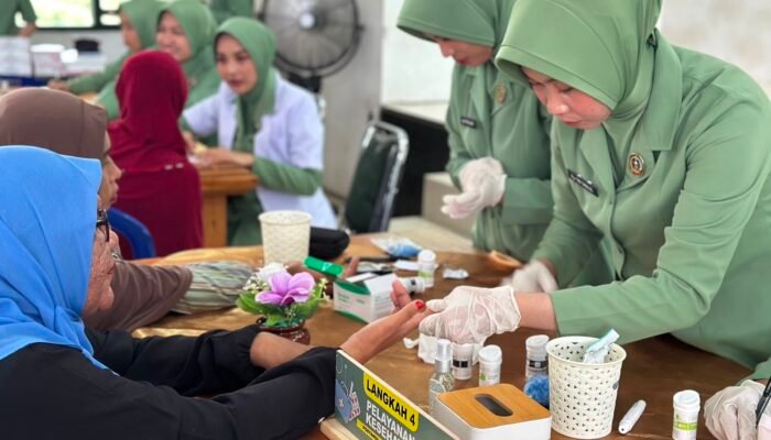 HUT ke-76 Yonif 621/Manuntung, Persit KCK Gelar Bakti Sosial