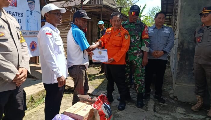 Bupati HST Salurkan Bantuan ke Korban Puting Beliung, 11 Rumah Rusak di Dua Kecamatan