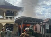 Api Lalap Hotel Bandung Barabai, Satu Relawan Pingsan Saat Pemadaman