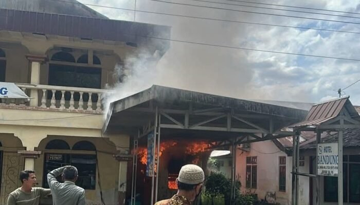 Api Lalap Hotel Bandung Barabai, Satu Relawan Pingsan Saat Pemadaman