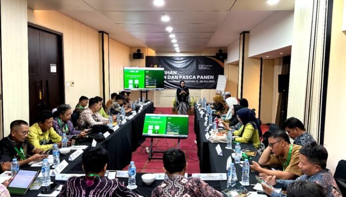 100 pekebun di Kalsel belajar panen sawit dengan benar bersama LPP Agro Nusantara