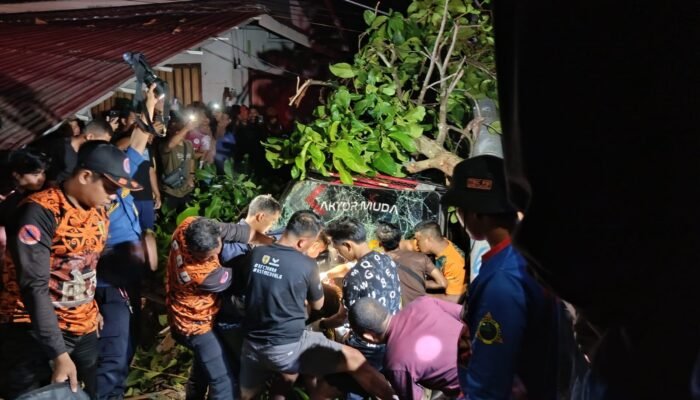 Tiga Tewas Setelah Mobil Pikap Hantam Warung Kopi di Jalan Lingkar Kapar-Walangsi