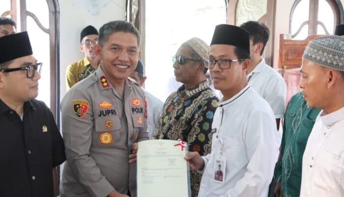 Penyerahan Sertipikat Tanah Wakaf, Polres HST Tegaskan Dukung Penuh Kepastian Hukum Pertanahan