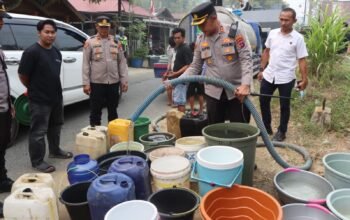 Kemarau Melanda, Polres HST Salurkan Air Bersih untuk Warga Bulayak