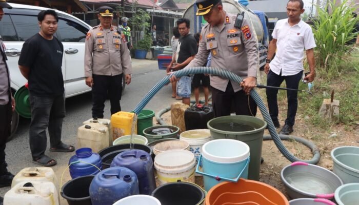 Kemarau Melanda, Polres HST Salurkan Air Bersih untuk Warga Bulayak