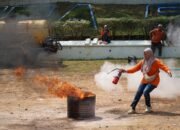 Cegah Kebakaran, Petugas TPA Telang Diberi Pelatihan Khusus Penanganan Api