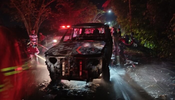 Mobil Dinas RSHD Barabai Terbakar di Jalur Lingkar Walangsi, Tujuh Penumpang Selamat