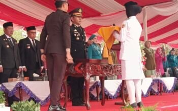 Kapolres HST Pimpin Penurunan Bendera, Tegaskan Kemerdekaan Dijaga dengan Persatuan