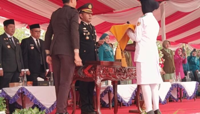 Kapolres HST Pimpin Penurunan Bendera, Tegaskan Kemerdekaan Dijaga dengan Persatuan