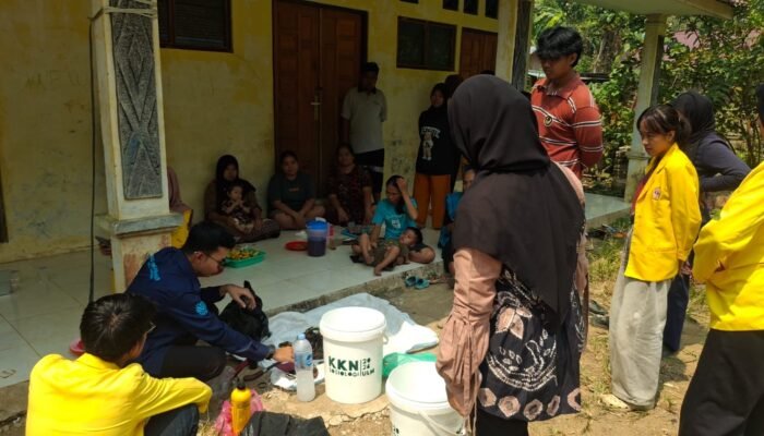 Sinergi Mahasiswa dan DLH HST, Warga Hinas Kanan Kini Mampu Buat Pupuk Sendiri