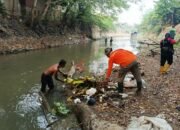 Sungai Barabai Dipenuhi Sampah, DLH HST Turunkan Puluhan Petugas