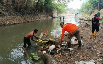Sungai Barabai Dipenuhi Sampah, DLH HST Turunkan Puluhan Petugas