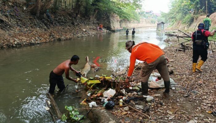 Sungai Barabai Dipenuhi Sampah, DLH HST Turunkan Puluhan Petugas