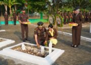Sambut Hari Lahir Kejaksaan ke-81, Kejari Balangan Gelar Ziarah dan Tabur Bunga di TMP Juai 