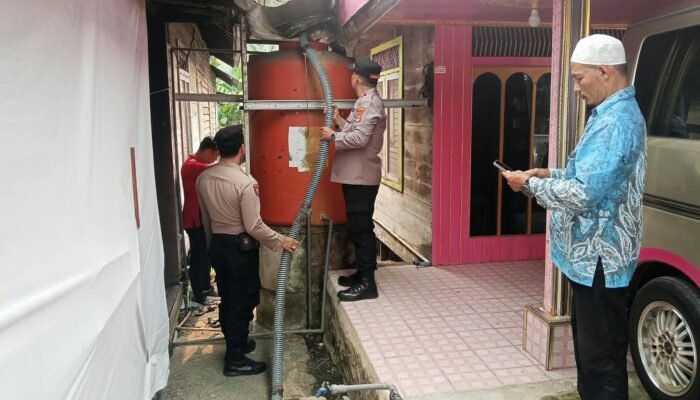 Kemarau Panjang, Polres HST Salurkan 4.000 Liter Air Bersih ke Warga Binjai Pemangkih