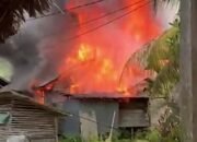 Lima Rumah Terbakar di Bakti, Warga Berjibaku Jinakkan Api di Tengah Siang