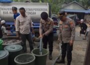 Kemarau Panjang, Polsek LAU Salurkan 4.000 Liter Air Bersih untuk Warga Desa Perumahan