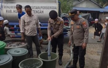 Kemarau Panjang, Polsek LAU Salurkan 4.000 Liter Air Bersih untuk Warga Desa Perumahan
