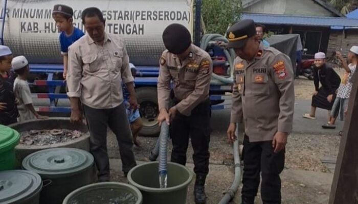 Kemarau Panjang, Polsek LAU Salurkan 4.000 Liter Air Bersih untuk Warga Desa Perumahan