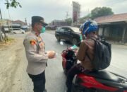 Personel Polsek dan Puskesmas Tapin Utara bagikan masker untuk warga