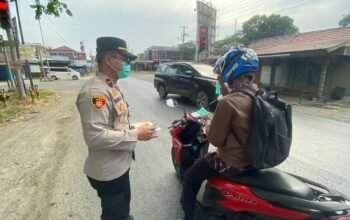 Personel Polsek dan Puskesmas Tapin Utara bagikan masker untuk warga