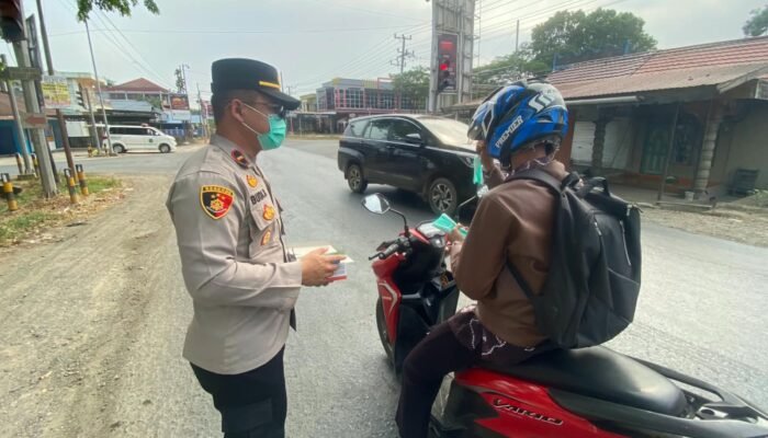 Personel Polsek dan Puskesmas Tapin Utara bagikan masker untuk warga