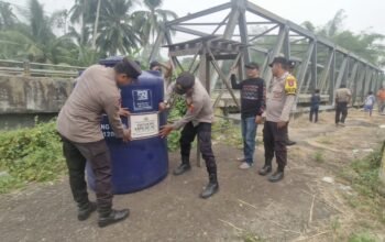 Polres HST Pasang Tandon Air 1.200 Liter untuk Warga Desa Bulayak