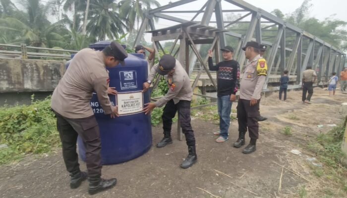 Polres HST Pasang Tandon Air 1.200 Liter untuk Warga Desa Bulayak