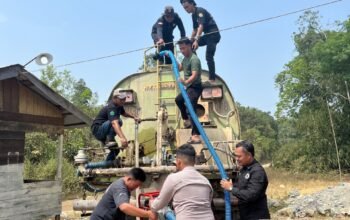 Dibalik Teriknya Halong : Ketika Polisi Tak Hanya Menjaga Keamanan, Tapi Juga Menjemput Air untuk Warga